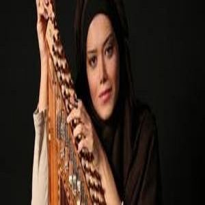 نوازنده زن ایرانی در آنکارا قانون می‌نوازد