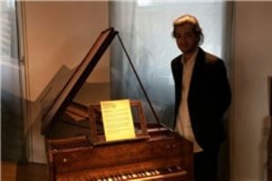 برنده جایزه پیانوی باربد در شهر لندن نواخت