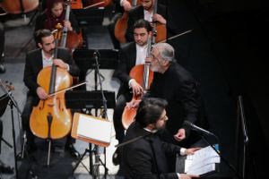 ارکستر ملی ایران با دو خواننده روی صحنه رفت/از «پرهیز عاشقانه» تا «ماه من»